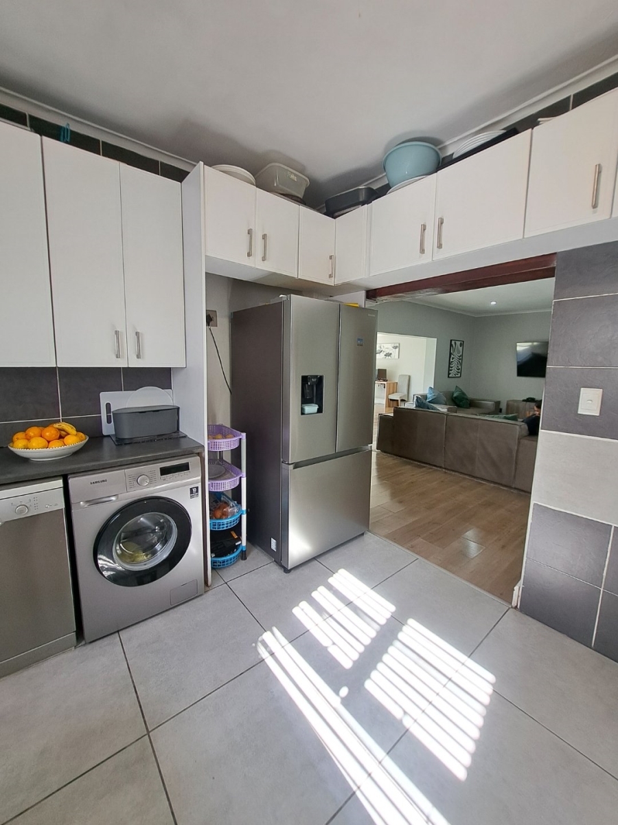 4 Bedroom Property for Sale in Lansdowne Western Cape